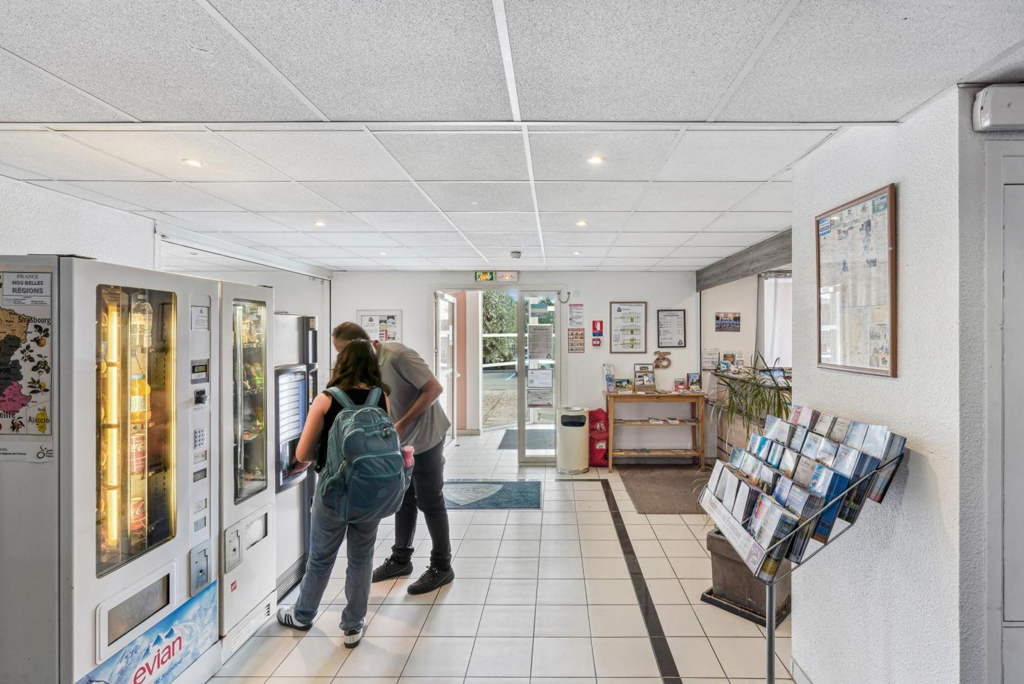 Hotel Akena Chateaurenard - Parc Des Expositions Avignon Buitenkant foto